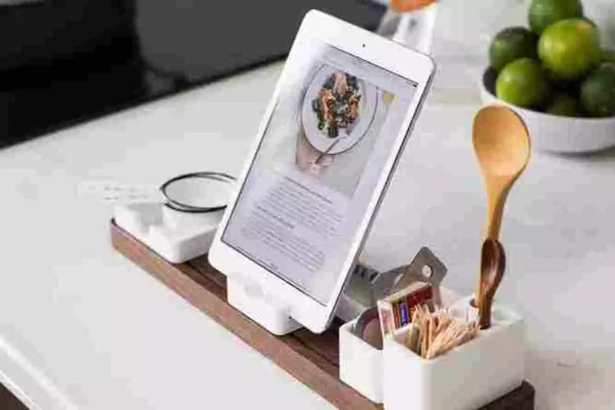 Consulta de una receta en el iPad en la cocina